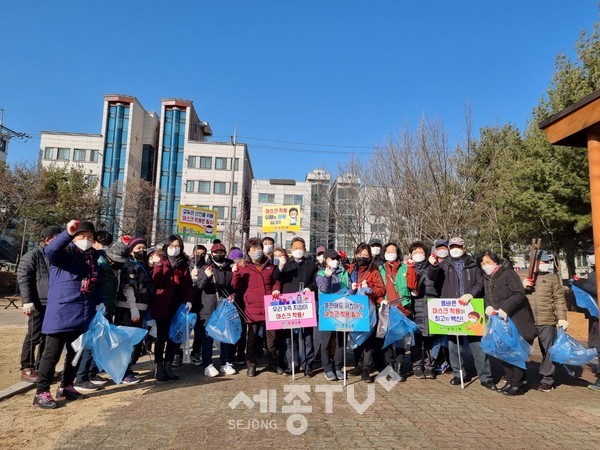 천안시 성정2동이 3일 지역 유관단체와 함께 환경정화 활동을 실시했다.(사진제공=천안시청)