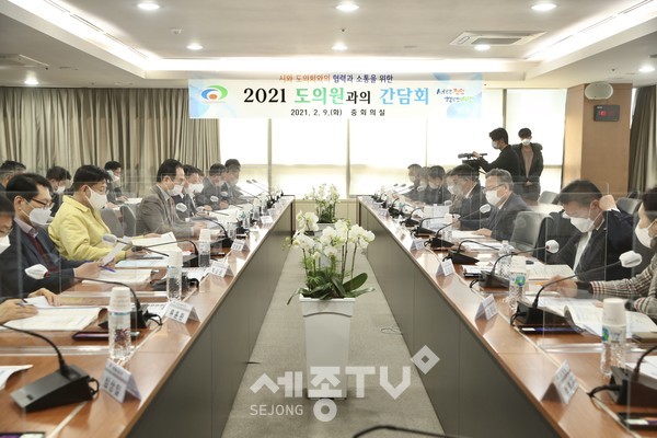 천안시가 2022년 도비 확보를 위한 지역 도의원과의 간담회를 9일 오전 시청 중회의실에서 진행하고 있다.(사진제공=천안시청)