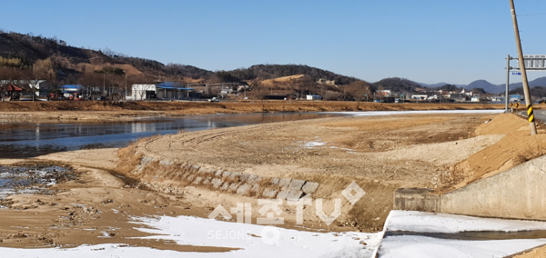 봉황천 내 꽃단지 조성 복구현장.