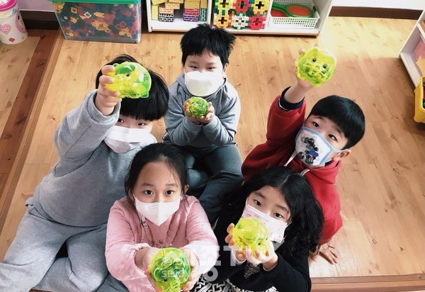 기부한 저금통과 저금통을 들고 있는 들꽃향기반 친구들.(사진제공=서구청)