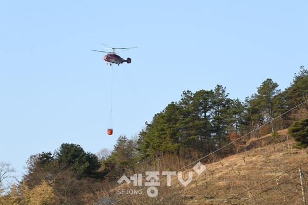 지난 21일 발생한 벌곡면 덕목리 산불 진화를 위해 동원된 소방 인력이 잔불을 처리하고 있다.(사진제공=논산시청)