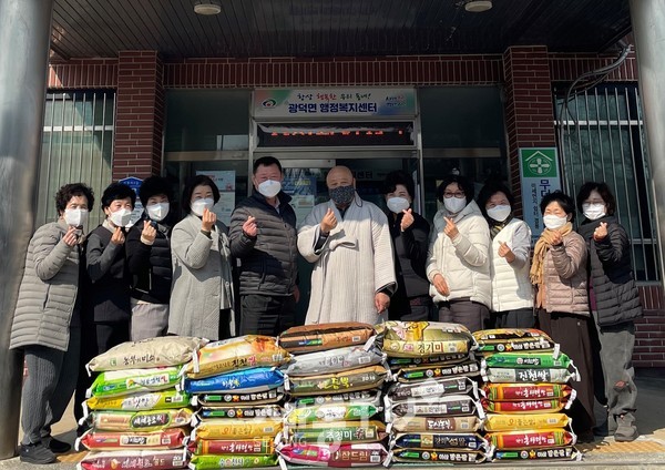 천안시 광덕사가 지난 19일 광덕면행정복지센터를 방문해 어려운 이웃을 위한 쌀 500kg을 기부했다.(사진제공=천안시청)