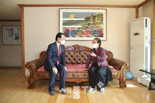 박상돈 천안시장이 23일 제102주년 31절을 앞두고 나라를 위해 헌신하신 독립유공자의 공헌을 기리고 존경과 감사의 마음을 전하고자 독립유공자 유족을 위문했다.(사진제공=천안시청)
