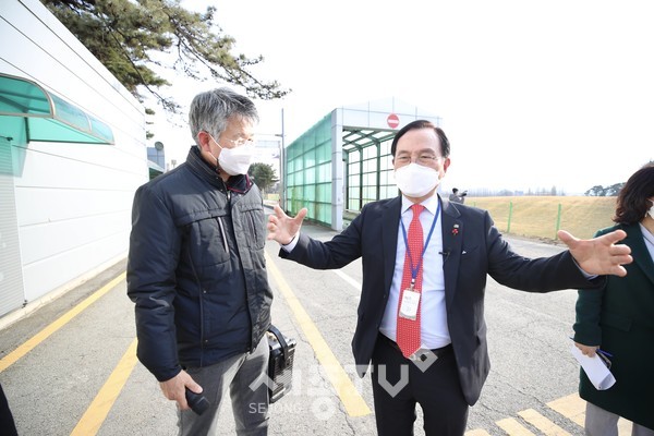 박상돈 천안시장이 지난 26일 축산자원개발부 이전에 따른 해당 부지를 지역 수요를 반영한 4차 산업혁명시대의 미래성장 거점으로 조성하기 위해 축산자원개발부를 방문했다.(사진=천안시)