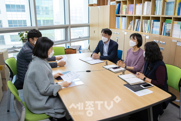 5일, 청사 민주시민교육과에서 세종시교육청, 세종경찰서 관계자 등이 2021년 세종 청소년 경찰학교 운영 관련 협의를 실시하고 있다.(사진=세종시교육청)