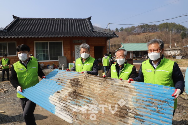 충남세종농협 길정섭 본부장(오른쪽), 부리농협 길기흥 조합장(오른쪽 두번째), 금산농협 박상진 조합장(왼쪽 두 번째), 농협금산군지부 양환성 지부장(왼쪽)이 금산군 제원면 길곡리 고령농업인을 찾아 봄맞이 대청소 봉사활동을 하고 있다.(충남세종농협본부)