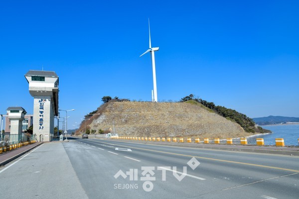 충남 홍성군 서부면 신리 모산도에 설치된 풍력발전기. 도내 처음이자 유일한 이 풍력발전기는 한국농어촌공사가 천수만사업단이 지난 2017년 4월 설치해 가동하고 있다. (사진=홍성군 제공)