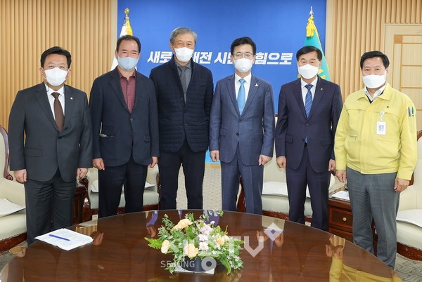 왼쪽부터 김용각 건축사협회 회장, 이경수 대한주택건설협회 회장, 한숭구 대한건설협회 회장, 허태정 대전시장, 김양수 대한전문건설협회 회장, 김준열 대전시 도시주택국장.(사진=대전시 제공)