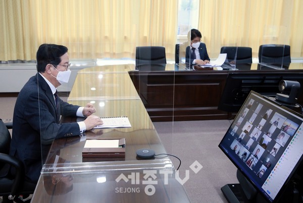 대전 서구(구청장 장종태)는 22일 청사 보라매실에서 온라인 영상 회의(zoom)로 “2021년도 제1차 주민참여예산위원회 회의”를 개최했다.(사진=서구청 제공)