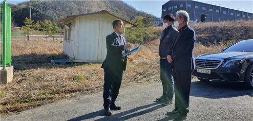 〈기업애로 현장답사 군의회 의장(왼쪽 안기정)〉