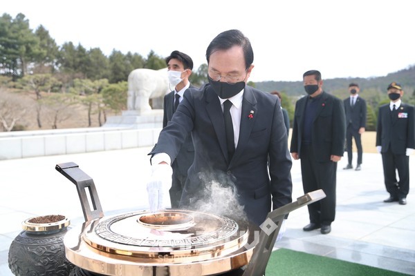 박상돈 천안시장이 제6회 서해 수호의 날이자 천안함 46용사 11주기를 맞아 24일 대전국립현충원의 천안함 46용사 묘역을 참배하고 있다.(사진=천안시)