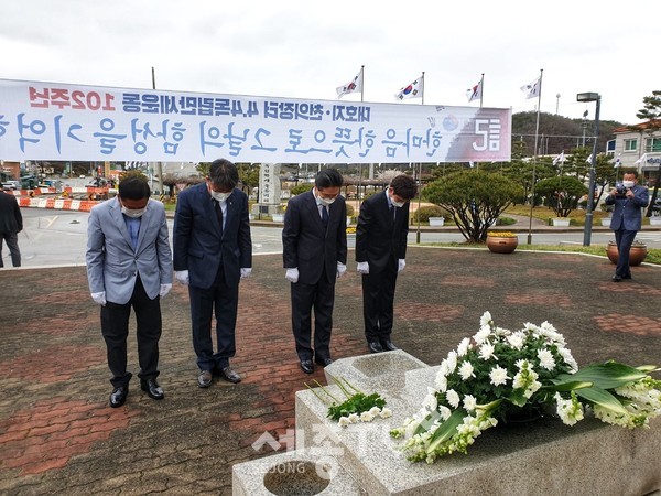 지난 4일 당진시 대호지면 창의사에서 진행된 4.4독립만세운동 102주년 행사에 참석한 김홍장 당진시장이 참배 및 헌화를 하고 있다.(사진=당진시)