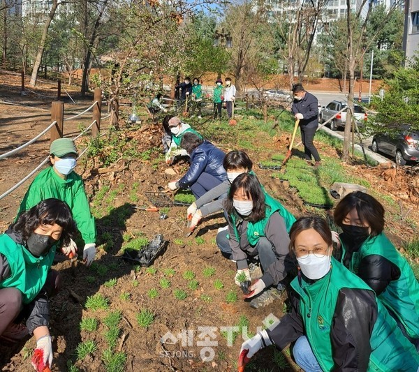 천안시 불당동 새마을지도자남·여협의회가 5일 식목일을 맞아 꽃 심기 행사를 실시했다.(사진=천안시)
