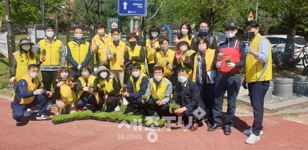 천안시 불당동주민자치위원회가 14일 불당3교 주변 산책로에 봄맞이 꽃 심기 및 환경정화활동을 실시했다.(사진=천안시)