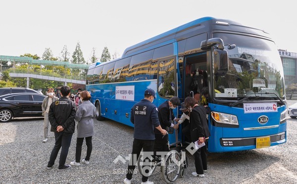 15일(목) 오전 구(舊) 염강초등학교에 마련된 강서구예방접종센터에서 오늘부터 만 75세 이상 어르신을 대상으로 백신 접종에 들어갔다. 구는 구청 차량과 장애인 셔틀버스, 전세버스 등을 투입해 거동이 불편한 접종 대상자들의 안전한 이동을 지원한다.(사진=강서구)