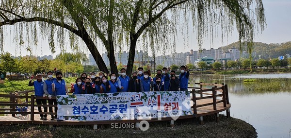 천안시 청룡동주민자치위원회가 지난 15일 청수호수공원에 구절초 꽃씨를 파종했다.(사진=천안시)