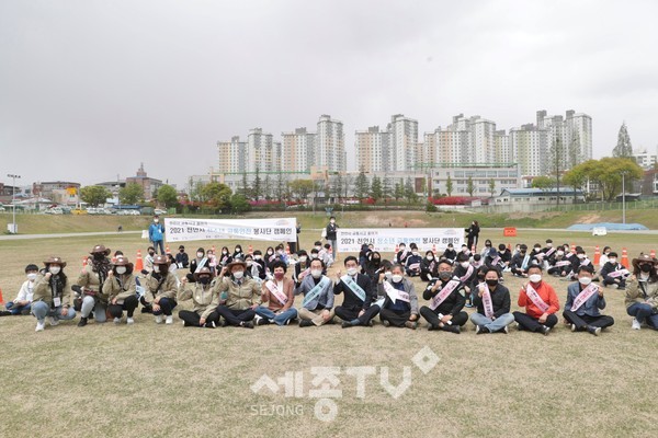 천안시가 지난 17일 청소년 교통안전 봉사단을 모집해 청소년 100여명과 안전보안관, 동남경찰서, 천안교육지원청, 한국교통안전공단이 함께 교통안전 캠페인을 진행했다.(사진=천안시)