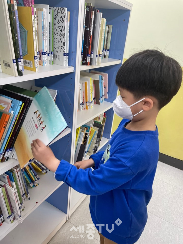 22일, 여울초등학교 학생이 ‘세계 책의 날’ 행사에 참여하기 위해 책을 고르고 있다.(사진=세종시교육청)