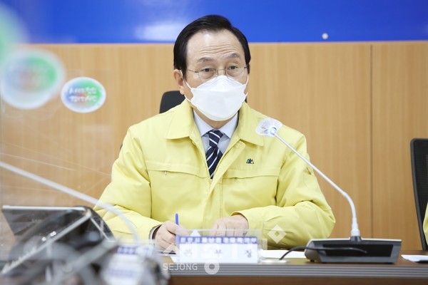 박상돈 천안시장이 지난 23일 오전 시청 재난안전상황실에서 코로나19 대응 상황회의를 주재하고 있다.(사진=천안시 제공)