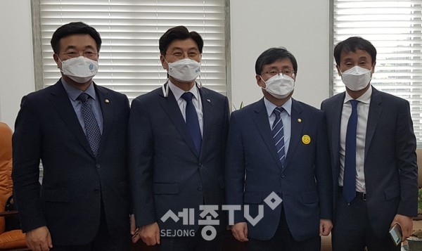 이춘희 시장 국회방문(왼쪽부터 윤호중 민주당 원내대표, 이춘희 시장, 김성환, 한병도 원내수석부대표)