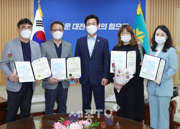 왼쪽부터 양성훈 열두광주리지역아동센터 시설장, 손호택 밝은내일의 집 보육사, 허태정 대전시장, 김주연 대전자혜원 사무국장, 조혜원 TJB대전방송 보도국 기자.(사진=대전시 제공)