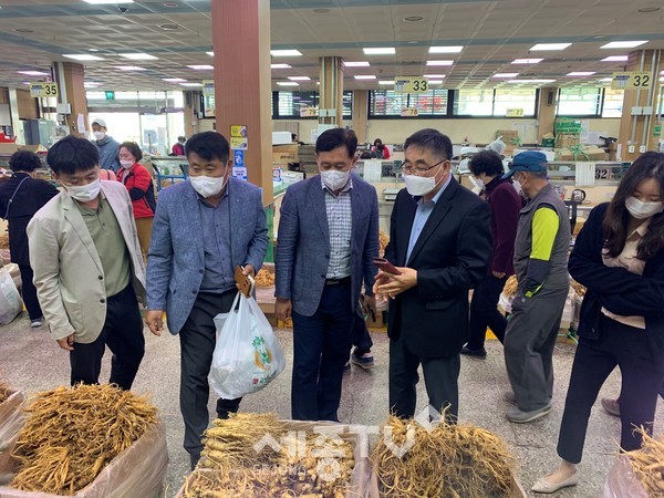 지역경제과 직원들이 인삼 구매 후 기념사진을 찍고 있다.(사진=금산군)