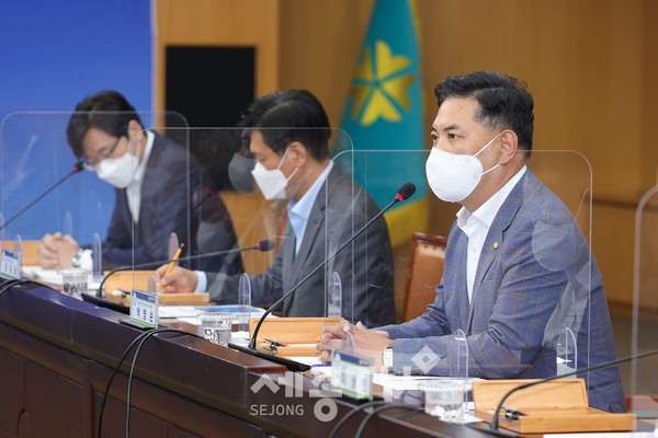박영순 국회의원(우측첫번째)