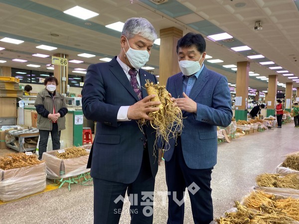 문정우 금산군수가 수삼시장을 찾아 상인과 대화를 나누고 있다.