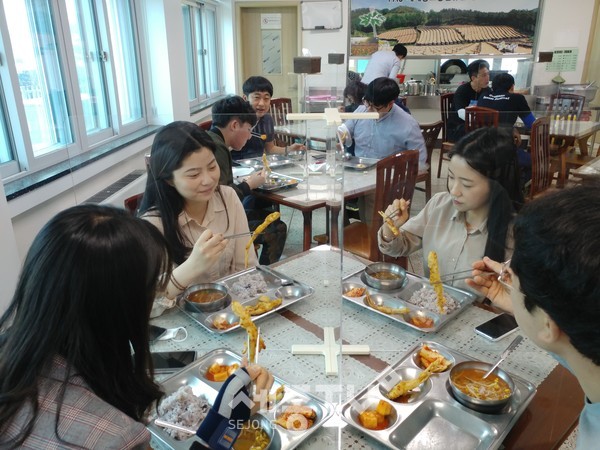 금산군농업기술센터는 구내식당에서 월요일 인삼튀김, 목요일 삼계탕 등 인삼 음식을 직원들에게 제공하고 있다.