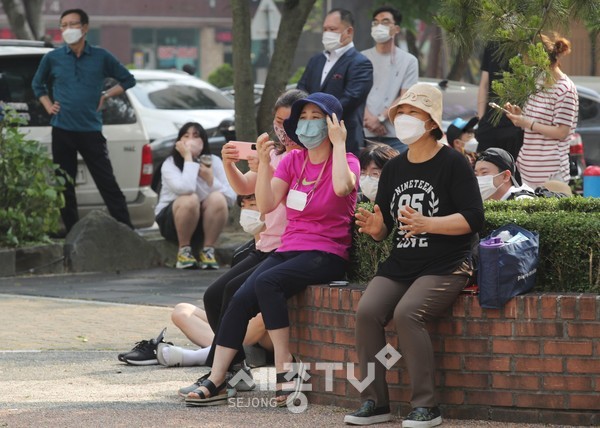 5일 오후 복수동 초록마을 리슈빌 아파트에서 '찾아가는 발코니 음악회' 공연이 펼쳐지고 있다. 코로나19 장기화로 지친 주민들을 위해 열린 이번 음악회는 아파트 야외 공간을 활용한 무대에서 대중음악 등의 다양한 공연으로 주민들에게 큰 호응을 얻었다.(사진=서구청)