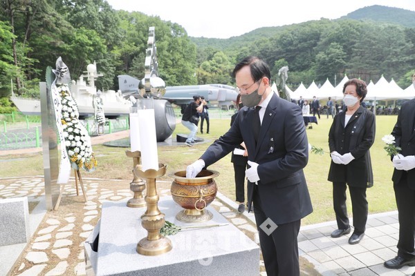 박상돈 천안시장이 6일 제66회 현충일을 맞아 천안보훈공원에서 현충일 추념식 행사에 참석하고 헌화 및 분향을 하고 있다.(사진=천안시)