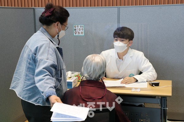 접종센터에서 어르신이 예진을 받고 있는 모습.