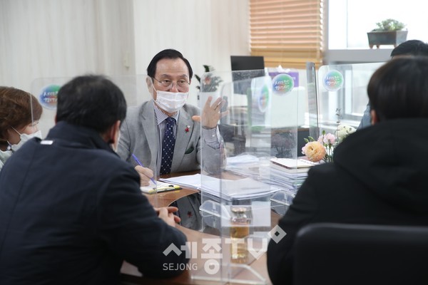 박상돈 천안시장이 특이 또는 고질 민원처리를 위해 열린시장실을 매주 목요일마다 운영하고 있다.(사진=천안시)