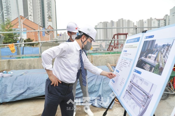 박상돈 천안시장이 지난 14일 두정역 북부출입구 신설 및 두정1교 시설개량사업 현장을 점검하고 있다.