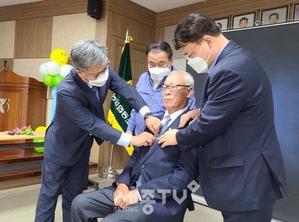 영인농협에서 열린 2021년 첫 번째 농업인 행복버스 봉사활동에서 충남세종농협 길정섭 본부장(왼쪽), 영인농협 박종성 조합장(가운데 뒤쪽), 농협아산시지부 진문종 지부장(오른쪽)이 장수사진 촬영을 돕고 있다.