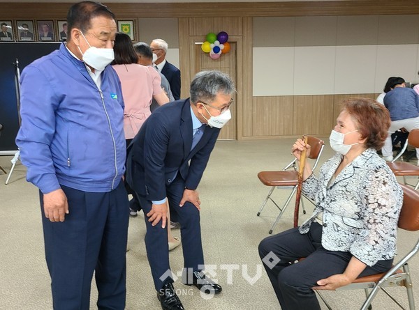 영인농협에서 열린 2021년 첫 번째 농업인 행복버스 봉사활동에서 영인농협 박종성 조합장(왼쪽), 충남세종농협 길정섭 본부장(왼쩍 두 번째)이 농업인의 안부를 묻고 있다.