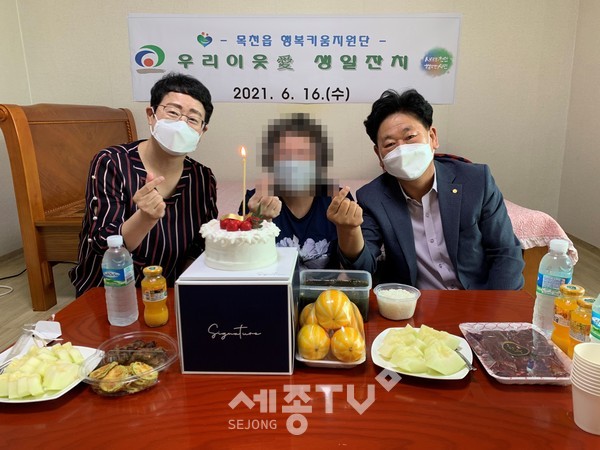 천안시 목천읍 행복키움지원단이 17일 지역 내 홀몸노인을 위해 우리이웃愛 생일 사업을 실시했다.(사진=천안시)