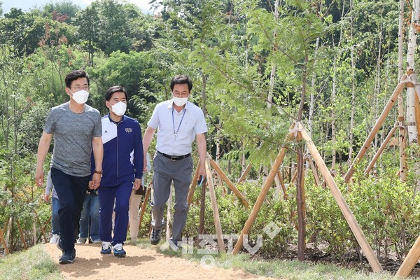 허태정 대전시장(사진 좌측)