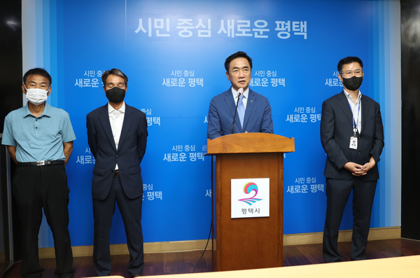 왼쪽부터 박관균 신평동 주민자치위원장, 이상규 신평동 25통장, 정장선 시장, 한상오 신평동장