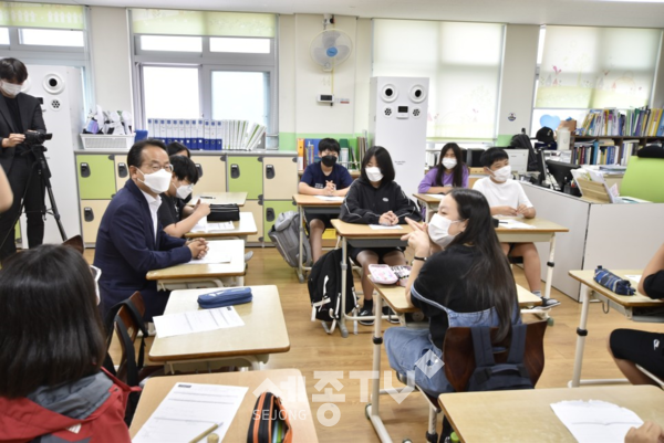 지난 6일 세종시 연서초등학교에서 강준현 의원이  ‘어린이 마을계획단’ 학생들의 의견을 듣고 있다.