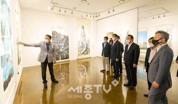 기획전시실에서 김용권 겸재정선미술관장이 전시 작품들을 소개하고 있다