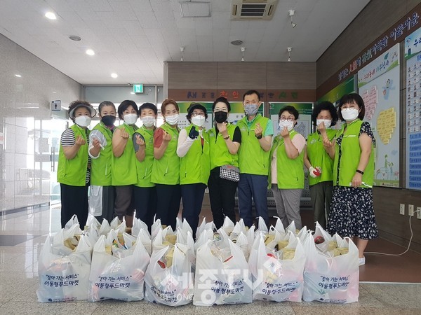 천안시 직산읍 행복키움지원단이 14일 충남가톨릭농수산물지원센터와 협력해 지역 내 어려운 이웃에게 푸드물품 세트를 전달했다.(사진=천안시 제공)