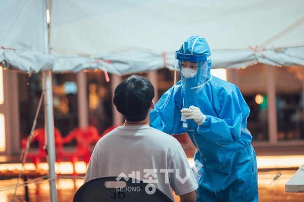 천안시 두정동에 설치된 이동 선별진료소에서 시 직원들이 무더위에도 코로나19 진단검사를 하고 있다.(사진=천안시 제공)