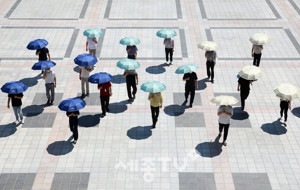 폭염 극복 양산쓰기 캠페인.(사진=서구청 제공)