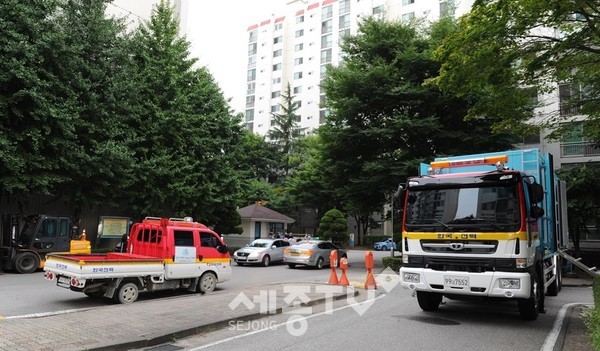 한국전력공사에서 전력 복구를 위해 케이블 교체 작업을 이어가고 있다.(사진=부천시 제공)