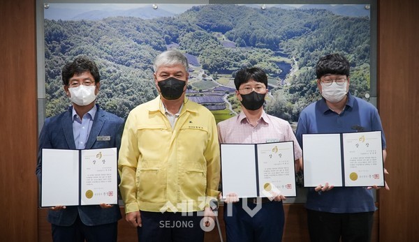 2021년 상반기 적극행정 우수사례 경진대회 수상자들이 문정우 금산군수와 기념사진을 찍고 있다.(사진=금산군 제공)