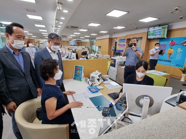 충남세종농협(본부장 길정섭)은 서산시 운산농협(조합장 이남호)에서 농협 창립 60주년을 맞아 새롭게 출시한 「함께 걷는 꽃길 예금」 충남·세종지역 1호 가입 행사를 4일 가졌다.(사진=충남세종농협 제공)