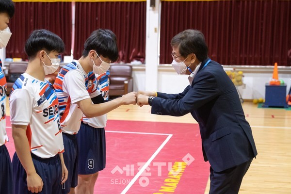 5일, 최교진 교육감이 세종하이텍고를 찾아 학생선수들을 격려하고 있다.(사진=세종시교육청)