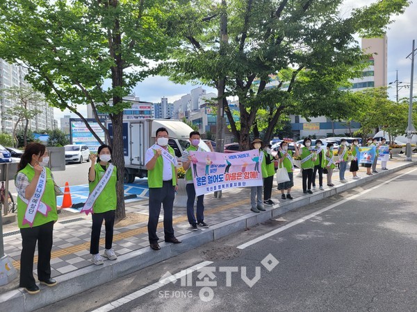 천안시 직산읍 행복키움지원단이 9일 코로나19 예방수칙을 홍보하고 지역감염의 확산을 방지하고자 예찰활동을 실시했다.(사진=천안시 제공)