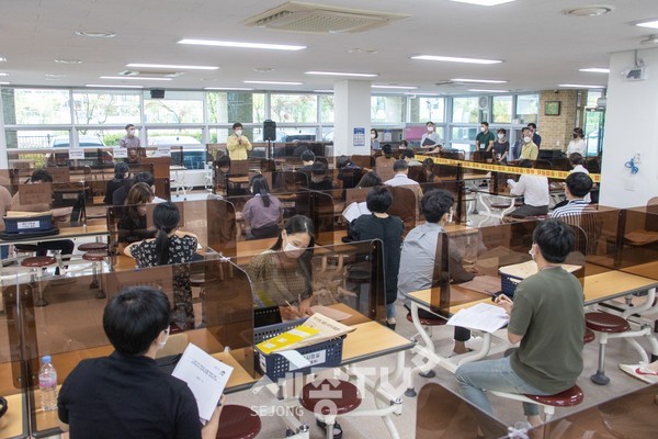 11일, 최교진 교육감이 도담고등학교를 방문해 시험관계자와 응시생을 격려하고 있다.(사진=세종시교육청 제공)